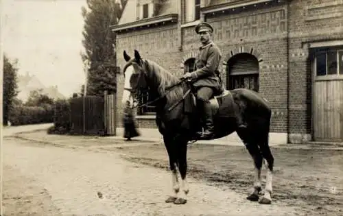 Foto Ak Deutscher Soldat in Uniform, Portrait auf einem Pferd