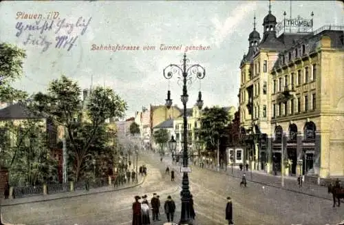 Ak Plauen im Vogtland, Bahnhofstraße vom Tunnel gesehen, Passanten, Trömel