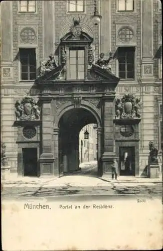 Ak München, Portal an der Residenz, Straßenansicht