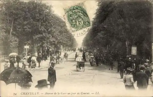 Ak Chantilly Oise, Avenue de la Gare un jour de Courses