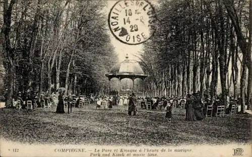 Ak Compiègne Oise, Park, Kiosque, A l'heure de la musique