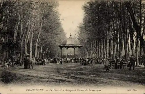 Ak Compiègne Oise, Park, Kiosque, A l'heure de la musique