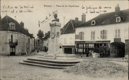 Ak Toucy Yonne, Place de la Republique, Denkmal, Cafe