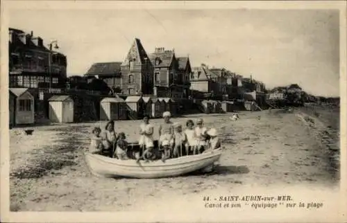 Ak Saint Aubin sur Mer Calvados, Canot et son equipage sur la plage, Kinder im Boot