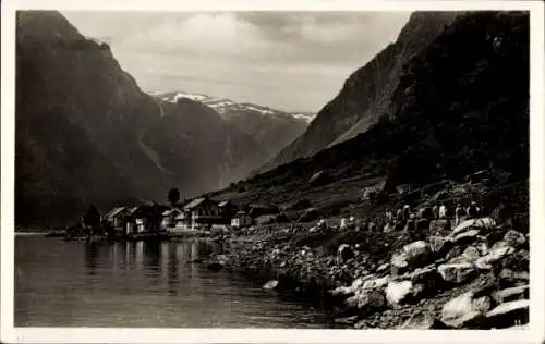 Ak Gudvangen Norwegen, Ufer, Berge, Häuser