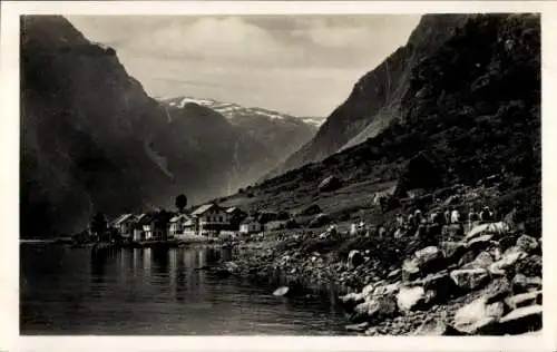 Ak Gudvangen Norwegen, Ufer, Berge, Häuser