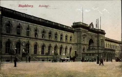 Ak Magdeburg Sachsen Anhalt, Bahnhof, Passanten