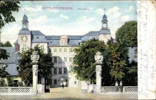 Ak Schwetzingen, Blick auf das Schloss, Eingang, Tor, Passanten, Zaun