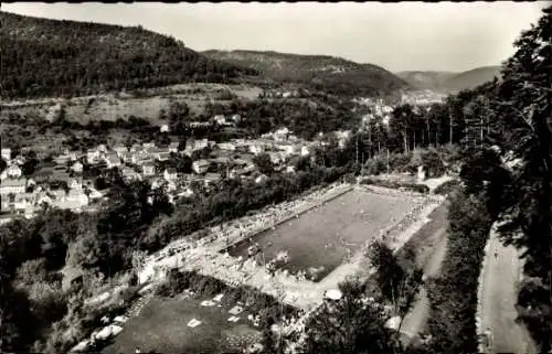 Ak Bad Urach in der Schwäbischen Alb, Schwimmbad, Ortsansicht, Panorama