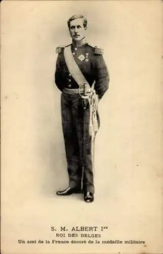 Ak König Albert I von Belgien, Standportrait in Uniform