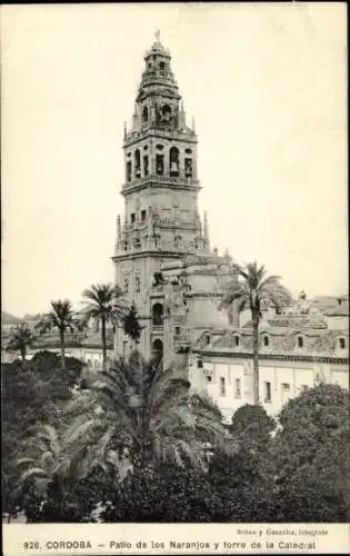 Ak Córdoba Andalusien Spanien, Patio de los Naranjos und Turm der Kathedrale