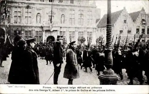 Ak Furnes Veurne Westflandern, Regiment belge defilant en presence des rois George V., Albert 1er