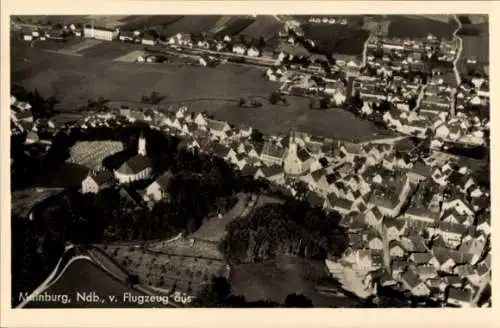 Ak Mainburg in Niederbayern, Totalansicht der Ortschaft mit Umgebung, Kirche, Fliegeraufnahme