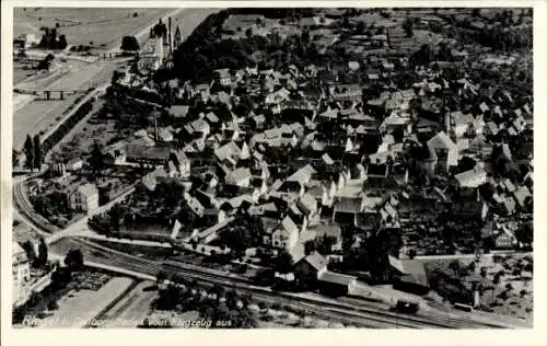 Ak Riegel am Kaiserstuhl Baden, Fliegeraufnahme, Stadtpanorama, Bahnstrecke