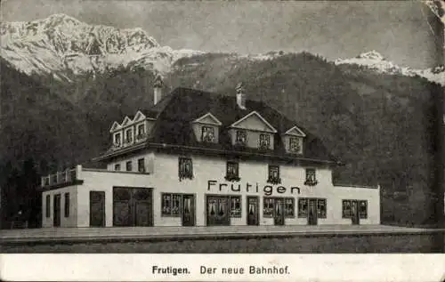 Ak Frutigen Kanton Bern, Neuer Bahnhof, Bahnsteig, Gebirge