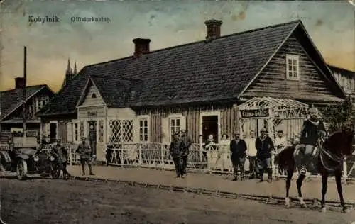 Ak Kobylnik Westpreußen, Offizierkasino, Deutsche Soldaten in Uniform, Pferd