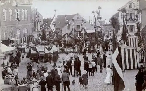 Foto Ak Bornholm Dänemark, Fest, Festschmuck, Besucher, Platz, Handelshaus Ostbornholm