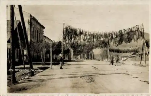 Foto Ak Jassinja Kőrösmező Jasina Ukraine, Straße, Passanten, Gebäude