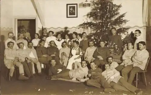 Foto Ak Deutsche Soldaten in Uniformen, Gruppenbild, Kaiserzeit, Tannenbaum