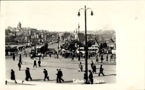 Ak Konstantinopel Istanbul Türkei, Platz, Straßenbahnen, Passanten