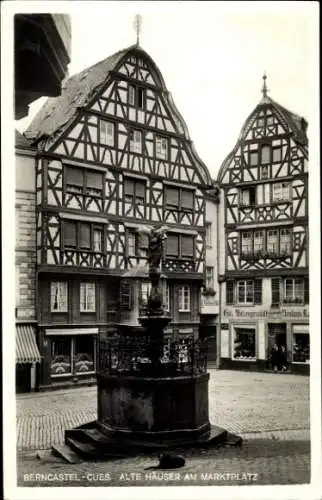 Ak Bernkastel Kues an der Mosel, Marktplatz, Alte Häuser, Brunnen, Fachwerkhäuser