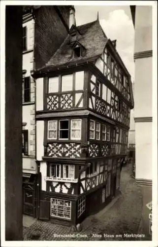 Ak Bernkastel Kues im Moseltal, Altes Haus am Marktplatz, Fachwerkhaus