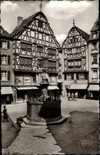 Ak Bernkastel Kues an der Mosel, Marktplatz, Brunnen, Fachwerkhäuser