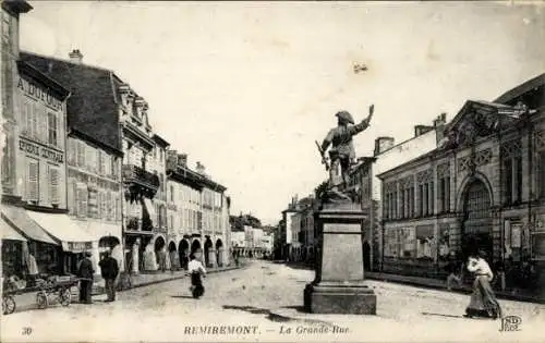 Ak Remiremont Lothringen Vosges, Grande Rue, Denkmal, Statue, Geschäfte