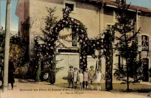 Ak Vaucouleurs Meuse, Rue de l'Hopital, Kinder vor Blumenbogen