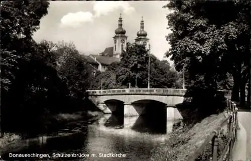 Ak Donaueschingen im Schwarzwald, Schützenbrücke, Stadtkirche