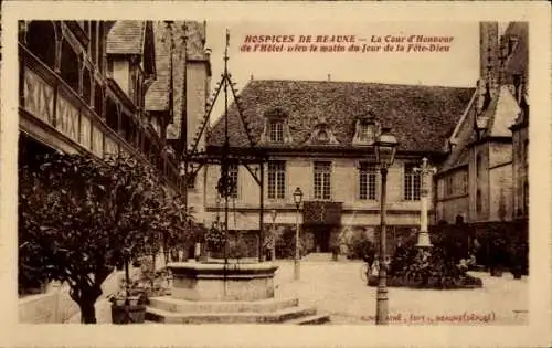 Ak Hospice de Beaune Côte-d'Or, La Cour d'Honneur de 'Hotel vieu le matin du Jour de la Fete-Dieu