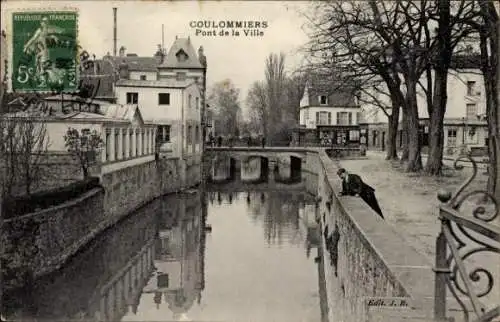 Ak Coulommiers Seine et Marne, Pont de la Ville, canal, homme, arbres, maisons