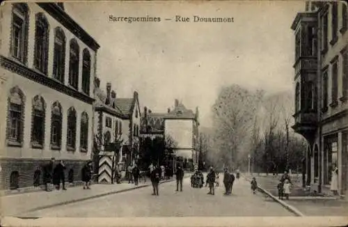 Ak Sarreguemines Saargemünd Lothringen Moselle, Rue Douaumont