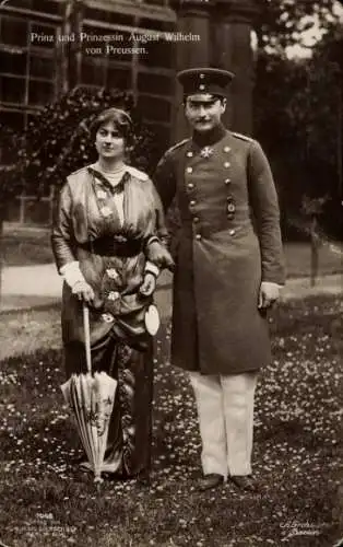 Ak Prinz August Wilhelm von Preußen, Prinzessin Alexandra Victoria, Standportrait, Schirm