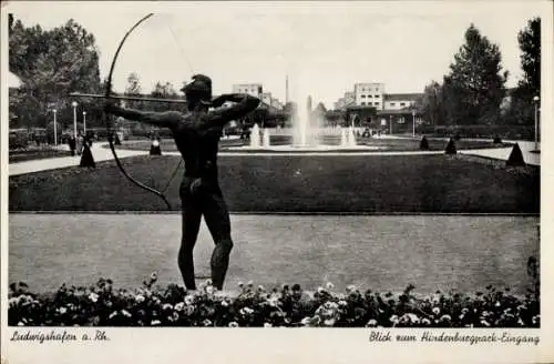 Ak Ludwigshafen am Rhein, Hindenburgpark, Eingang, Springbrunnen, Statue Bogenschütze