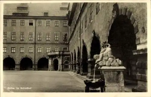 Ak Gotha Thüringen, Schlosshof, Brunnen