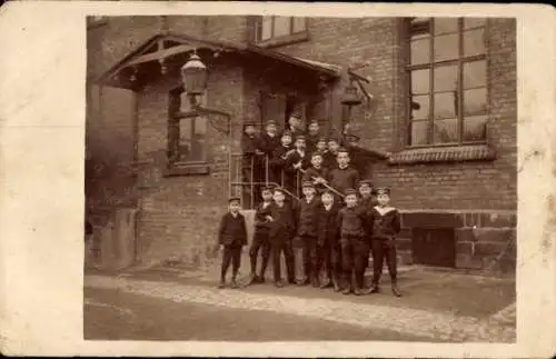 Foto Ak Magdeburg an der Elbe, Schüler vor Gebäude