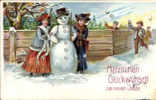 Ak Glückwunsch Neujahr, Frauen mit Schneemann, Kinder werfen Schneebälle