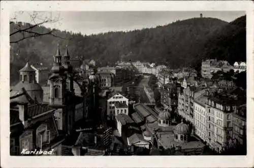 Ak Karlovy Vary Karlsbad Stadt, Teilansicht, Mühlbrunnenkolonnade, Luftbild