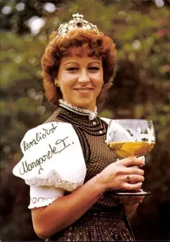 Ak Schauspielerin und Weinkönigin 1982/84 Margarete Sauer, Portrait, Autogramm