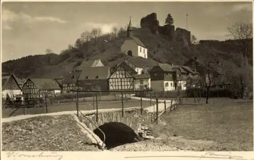 Foto Ak Virneburg in der Eifel, Teilansicht, Kirche, Burg