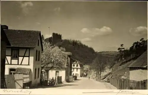 Foto Ak Virneburg in der Eifel, Teilansicht, Straßenpartie, Burg