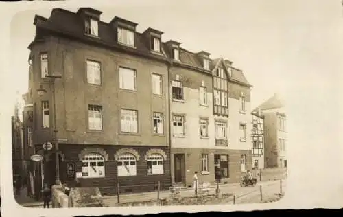 Foto Ak Weimar in Thüringen?, Brauhausgasse, Geschäft, Anwohner, Kinderwagen, Motorrad