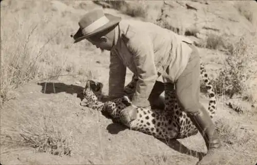 Foto Ak Jäger mit Leopard, Namibia Deutsch Südwest-Afrika