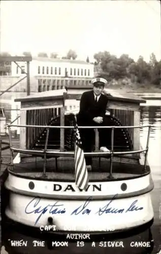 Foto Ak Captain Don Saunders, Autor When the Moon is a Silver Canoe, Boot Dawn, Autogramm