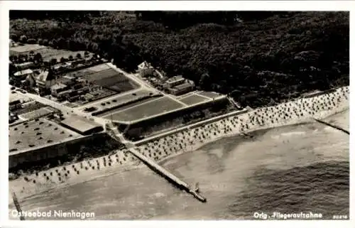 Ak Ostseebad Nienhagen im Kreis Rostock, Blick auf den Strand, Fliegeraufnahme