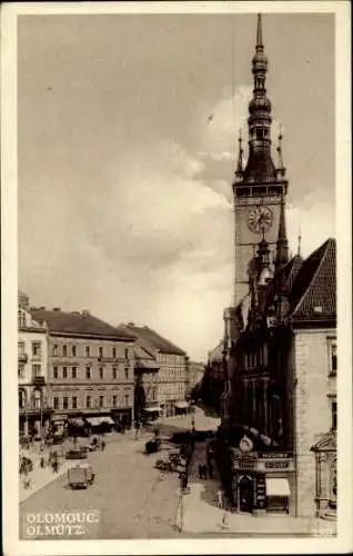 Ak Olomouc Olmütz Stadt, Straßenpartie, Uhrturm