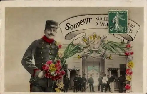 Ak Versailles Yvelines, Soldat mit Blumen, Wappen, Gruppe Soldaten