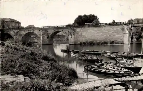 Ak Poissy Yvelines, Ufer der Seine, Fischerboote