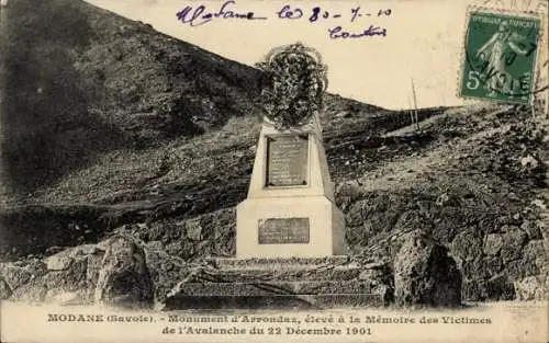 Ak Modane Savoie, Monument d'Arrondaz, eleve a la Memoire des Victimes de l'Avalanche du 22 Decembre